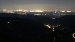 Dieses Bild zeigt eine Webcam-Aufnahme vom Achertal, aufgenommen am Samstag, den 25.04.2026 um 22:30 Uhr. Die Temperatur betrug 11.7°C.