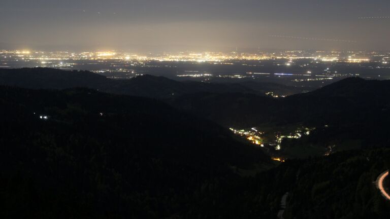 Dieses Bild zeigt eine Webcam-Aufnahme vom Achertal, aufgenommen am Samstag, den 25.04.2026 um 22:30 Uhr. Die Temperatur betrug 11.7°C.