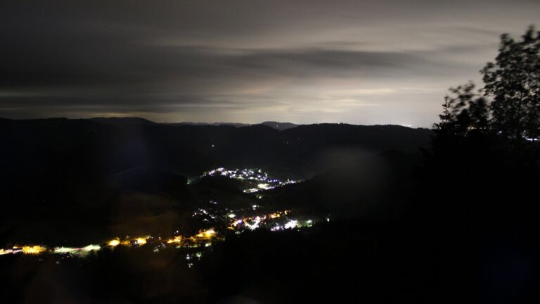 Dieses Bild zeigt eine Webcam-Aufnahme vom Achertal, aufgenommen am Samstag, den 13.06.2026 um 01:30 Uhr. Die Temperatur betrug 13.5°C.