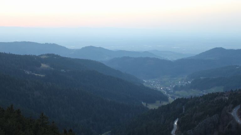 Dieses Bild zeigt eine Webcam-Aufnahme vom Achertal, aufgenommen am Donnerstag, den 26.02.2026 um 18:10 Uhr. Die Temperatur betrug 11.1°C.