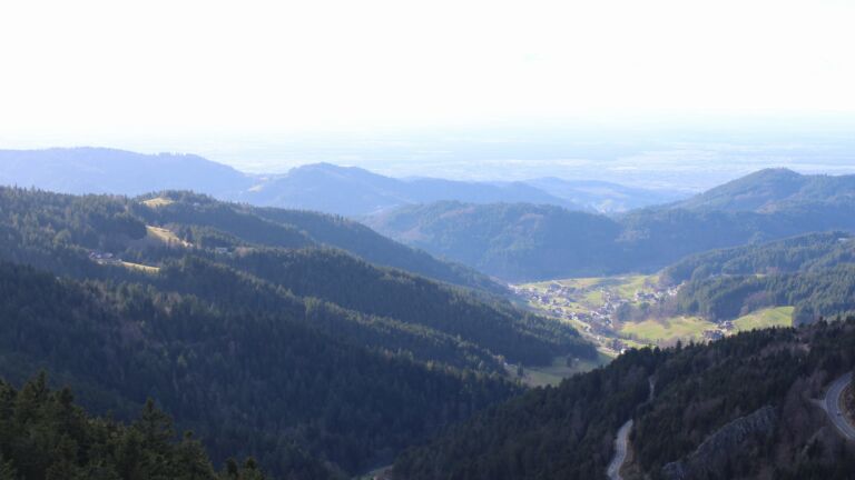 Dieses Bild zeigt eine Webcam-Aufnahme vom Achertal, aufgenommen am Sonntag, den 01.03.2026 um 16:10 Uhr. Die Temperatur betrug 7.2°C.