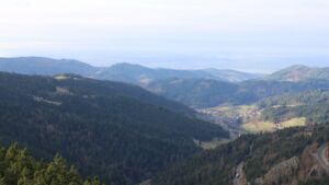 Dieses Bild zeigt eine Webcam-Aufnahme vom Achertal, aufgenommen am Mittwoch, den 17.12.2025 um 12:50 Uhr. Die Temperatur betrug 6.8°C.