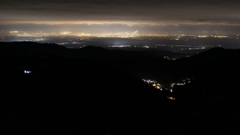 Dieses Bild zeigt eine Webcam-Aufnahme vom Achertal, aufgenommen am Donnerstag, den 27.11.2025 um 02:30 Uhr. Die Temperatur betrug -2.1°C.