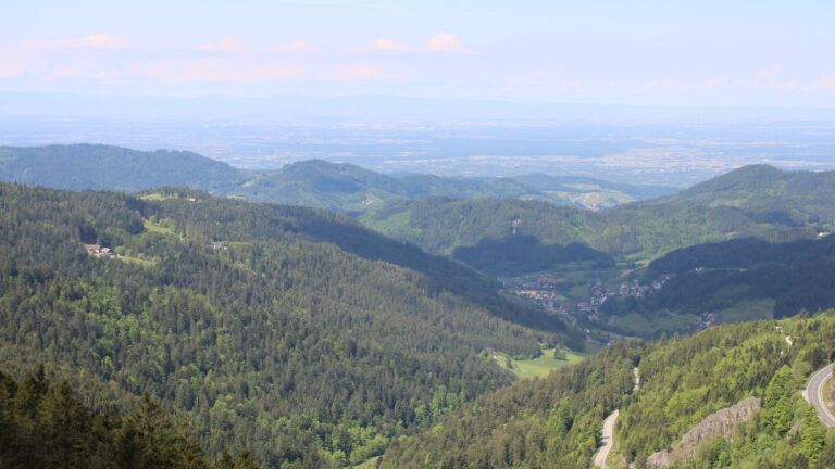 Dieses Bild zeigt eine Webcam-Aufnahme vom Achertal, aufgenommen am Montag, den 12.05.2025 um 11:40 Uhr. Die Temperatur betrug 15.2°C.