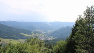 Dieses Bild zeigt eine Webcam-Aufnahme vom Achertal, aufgenommen am Samstag, den 18.07.2026 um 17:00 Uhr. Die Temperatur betrug 25.6°C.
