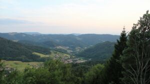 Dieses Bild zeigt eine Webcam-Aufnahme vom Achertal, aufgenommen am Montag, den 13.07.2026 um 21:10 Uhr. Die Temperatur betrug 26.9°C.