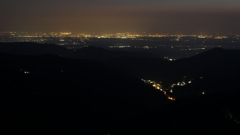 Dieses Bild zeigt eine Webcam-Aufnahme vom Achertal, aufgenommen am Samstag, den 16.08.2025 um 22:00 Uhr. Die Temperatur betrug 15.8°C.