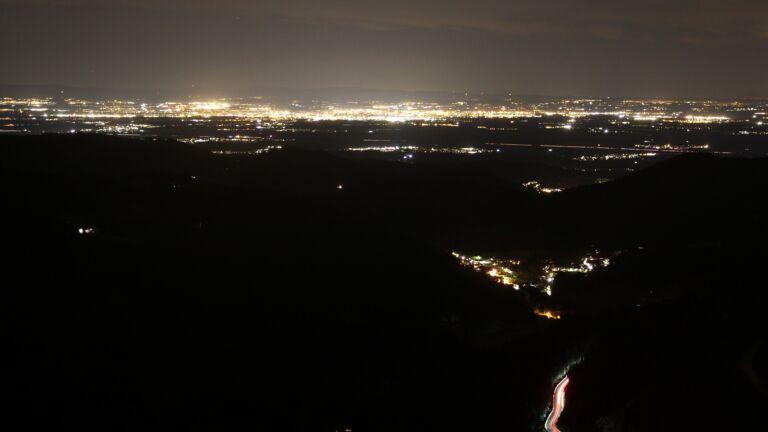 Dieses Bild zeigt eine Webcam-Aufnahme vom Achertal, aufgenommen am Samstag, den 15.11.2025 um 22:00 Uhr. Die Temperatur betrug 8.1°C.