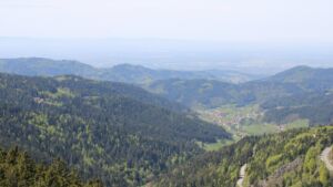 Dieses Bild zeigt eine Webcam-Aufnahme vom Achertal, aufgenommen am Montag, den 27.04.2026 um 13:20 Uhr. Die Temperatur betrug 14.8°C.