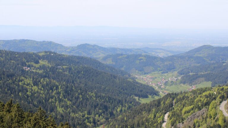 Dieses Bild zeigt eine Webcam-Aufnahme vom Achertal, aufgenommen am Montag, den 27.04.2026 um 13:20 Uhr. Die Temperatur betrug 14.8°C.