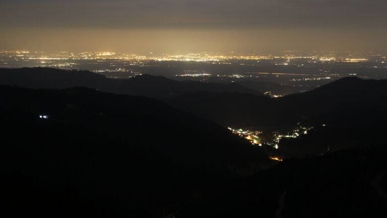 Dieses Bild zeigt eine Webcam-Aufnahme vom Achertal, aufgenommen am Dienstag, den 24.03.2026 um 22:30 Uhr. Die Temperatur betrug 6.4°C.