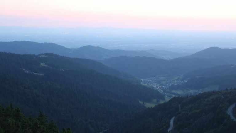 Dieses Bild zeigt eine Webcam-Aufnahme vom Achertal, aufgenommen am Montag, den 16.06.2025 um 22:00 Uhr. Die Temperatur betrug 13.6°C.