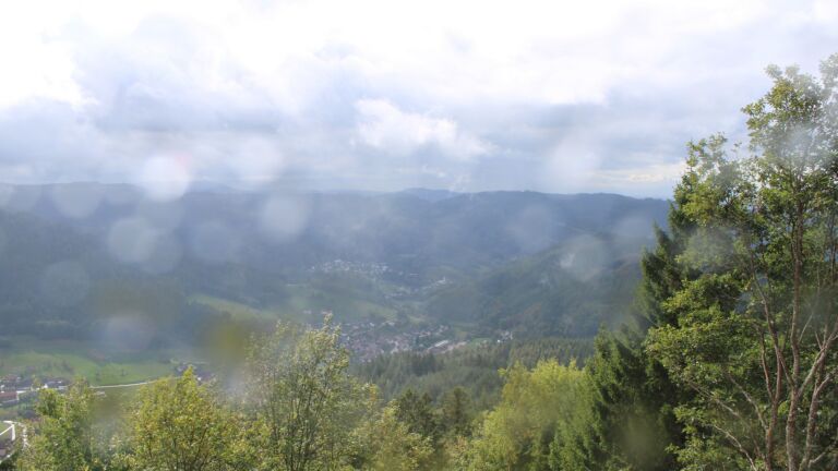 Dieses Bild zeigt eine Webcam-Aufnahme vom Achertal, aufgenommen am Sonntag, den 11.10.2026 um 14:00 Uhr. Die Temperatur betrug 8.4°C.