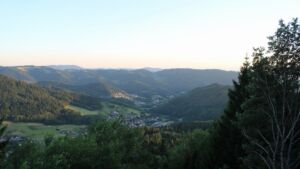 Dieses Bild zeigt eine Webcam-Aufnahme vom Achertal, aufgenommen am Sonntag, den 12.07.2026 um 21:00 Uhr. Die Temperatur betrug 24.9°C.