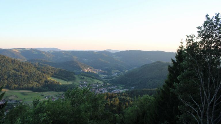 Dieses Bild zeigt eine Webcam-Aufnahme vom Achertal, aufgenommen am Sonntag, den 12.07.2026 um 21:00 Uhr. Die Temperatur betrug 24.9°C.