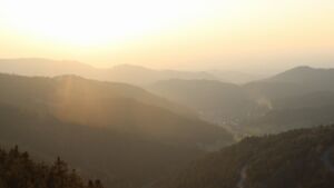 Dieses Bild zeigt eine Webcam-Aufnahme vom Achertal, aufgenommen am Freitag, den 20.03.2026 um 18:10 Uhr. Die Temperatur betrug 7.6°C.