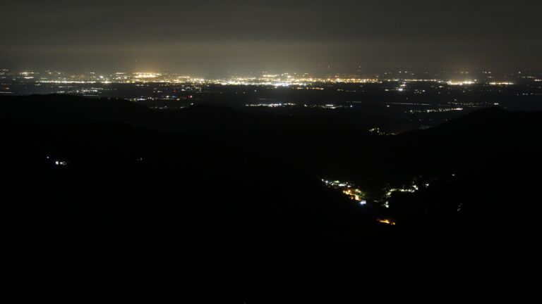 Dieses Bild zeigt eine Webcam-Aufnahme vom Achertal, aufgenommen am Montag, den 25.08.2025 um 01:30 Uhr. Die Temperatur betrug 11.1°C.