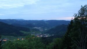 Dieses Bild zeigt eine Webcam-Aufnahme vom Achertal, aufgenommen am Dienstag, den 12.05.2026 um 21:30 Uhr. Die Temperatur betrug 4.2°C.