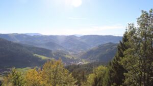 Dieses Bild zeigt eine Webcam-Aufnahme vom Achertal, aufgenommen am Dienstag, den 27.10.2026 um 14:30 Uhr. Die Temperatur betrug 19.6°C.