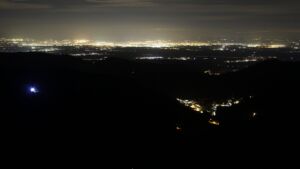 Dieses Bild zeigt eine Webcam-Aufnahme vom Achertal, aufgenommen am Freitag, den 19.12.2025 um 00:00 Uhr. Die Temperatur betrug 6.8°C.