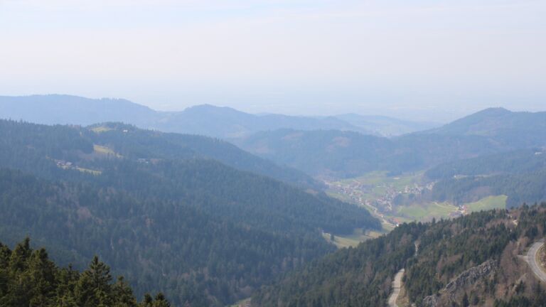 Dieses Bild zeigt eine Webcam-Aufnahme vom Achertal, aufgenommen am Dienstag, den 24.03.2026 um 13:20 Uhr. Die Temperatur betrug 9.1°C.