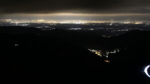 Dieses Bild zeigt eine Webcam-Aufnahme vom Achertal, aufgenommen am Dienstag, den 10.03.2026 um 23:30 Uhr. Die Temperatur betrug 4.7°C.