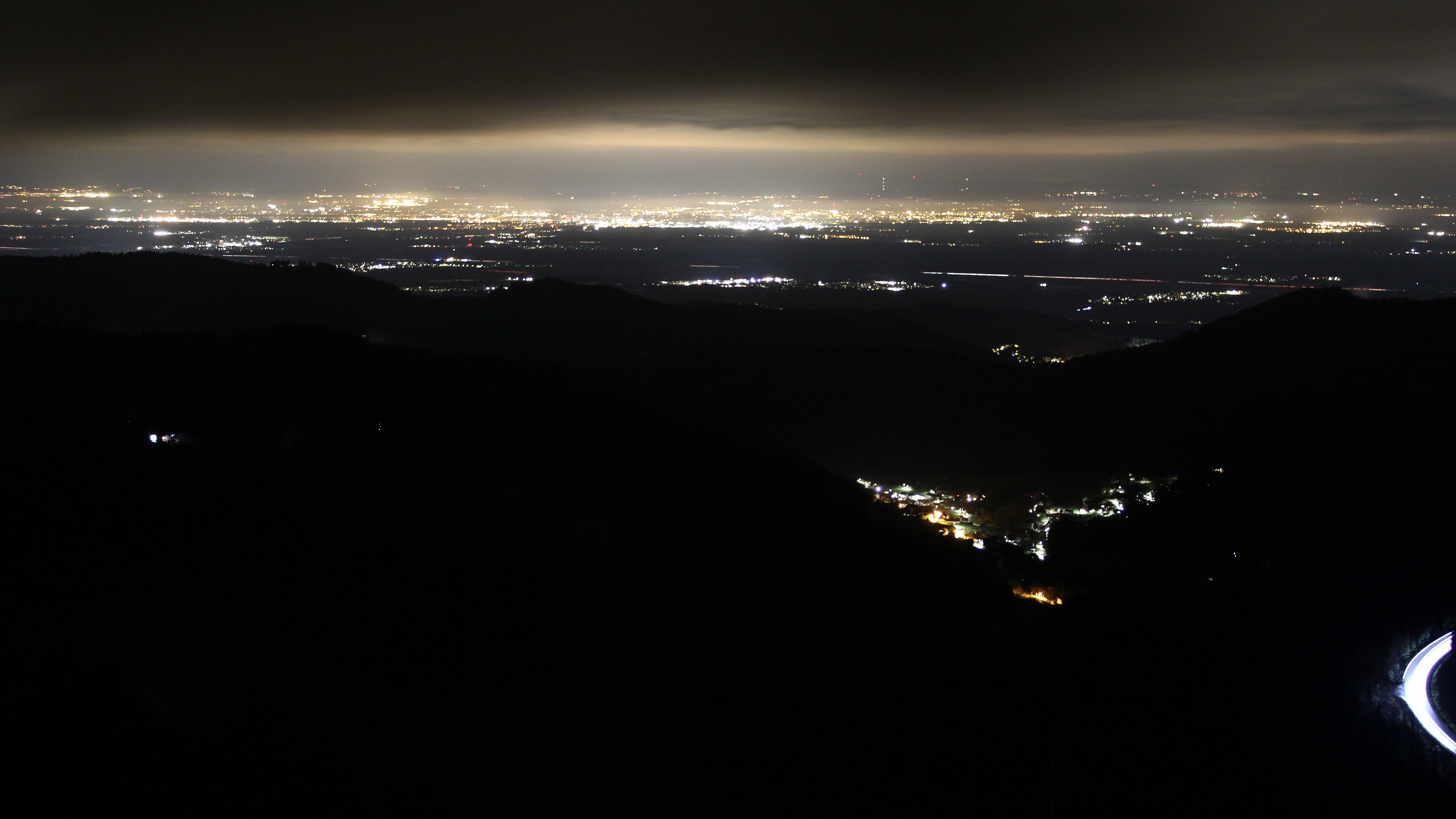 Dieses Bild zeigt eine Webcam-Aufnahme vom Achertal, aufgenommen am Dienstag, den 10.03.2026 um 23:30 Uhr. Die Temperatur betrug 4.7°C.