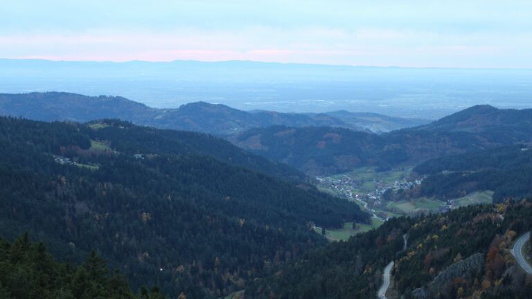 Dieses Bild zeigt eine Webcam-Aufnahme vom Achertal, aufgenommen am Freitag, den 31.10.2025 um 17:10 Uhr. Die Temperatur betrug 10.4°C.