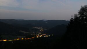 Dieses Bild zeigt eine Webcam-Aufnahme vom Achertal, aufgenommen am Donnerstag, den 25.06.2026 um 22:40 Uhr. Die Temperatur betrug 28.1°C.