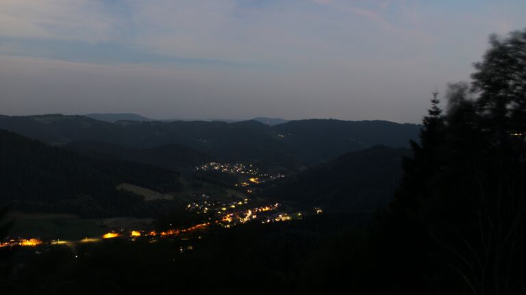 Dieses Bild zeigt eine Webcam-Aufnahme vom Achertal, aufgenommen am Donnerstag, den 25.06.2026 um 22:40 Uhr. Die Temperatur betrug 28.1°C.