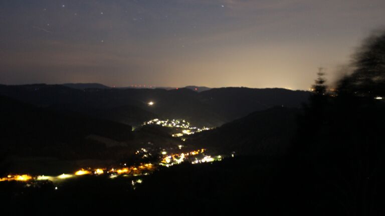 Dieses Bild zeigt eine Webcam-Aufnahme vom Achertal, aufgenommen am Freitag, den 26.06.2026 um 03:30 Uhr. Die Temperatur betrug 27.6°C.