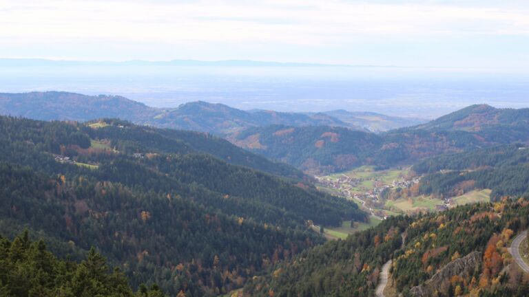 Dieses Bild zeigt eine Webcam-Aufnahme vom Achertal, aufgenommen am Freitag, den 31.10.2025 um 14:00 Uhr. Die Temperatur betrug 10.8°C.