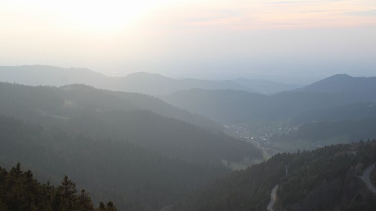 Dieses Bild zeigt eine Webcam-Aufnahme vom Achertal, aufgenommen am Dienstag, den 24.03.2026 um 18:10 Uhr. Die Temperatur betrug 8.5°C.