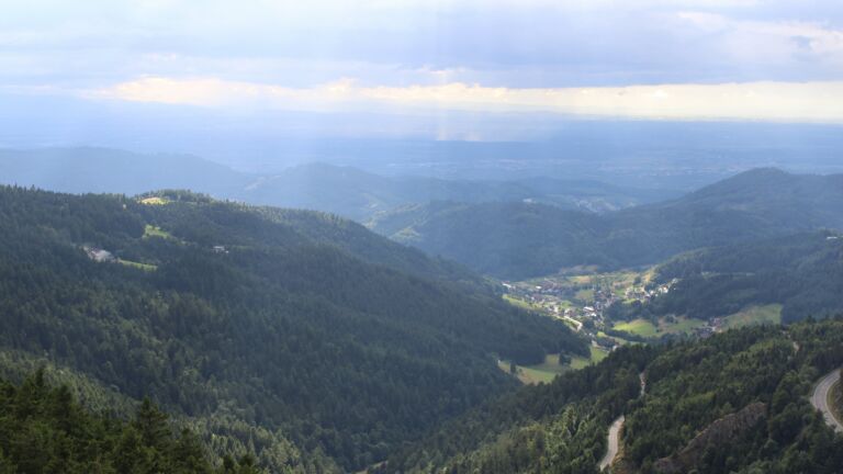 Dieses Bild zeigt eine Webcam-Aufnahme vom Achertal, aufgenommen am Dienstag, den 22.07.2025 um 18:50 Uhr. Die Temperatur betrug 13.8°C.