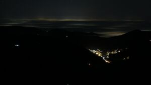 Dieses Bild zeigt eine Webcam-Aufnahme vom Achertal, aufgenommen am Freitag, den 12.12.2025 um 23:30 Uhr. Die Temperatur betrug 9.3°C.