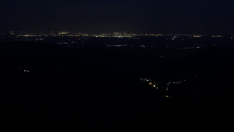 Dieses Bild zeigt eine Webcam-Aufnahme vom Achertal, aufgenommen am Sonntag, den 22.06.2025 um 03:50 Uhr. Die Temperatur betrug 19.2°C.