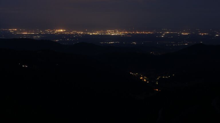Dieses Bild zeigt eine Webcam-Aufnahme vom Achertal, aufgenommen am Mittwoch, den 16.07.2025 um 04:40 Uhr. Die Temperatur betrug 13.2°C.
