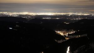 Dieses Bild zeigt eine Webcam-Aufnahme vom Achertal, aufgenommen am Montag, den 12.01.2026 um 20:30 Uhr. Die Temperatur betrug 4.5°C.