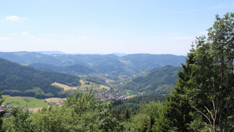 Dieses Bild zeigt eine Webcam-Aufnahme vom Achertal, aufgenommen am Freitag, den 19.06.2026 um 13:40 Uhr. Die Temperatur betrug 30.9°C.
