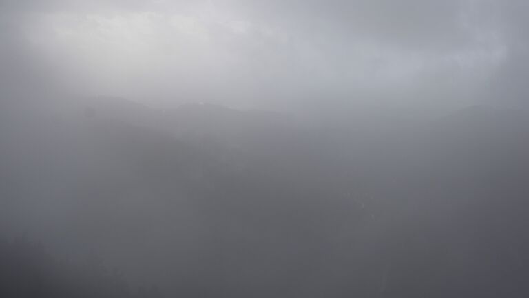 Dieses Bild zeigt eine Webcam-Aufnahme vom Achertal, aufgenommen am Sonntag, den 05.10.2025 um 17:00 Uhr. Die Temperatur betrug 3.7°C.
