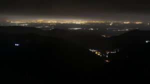 Dieses Bild zeigt eine Webcam-Aufnahme vom Achertal, aufgenommen am Freitag, den 28.11.2025 um 01:00 Uhr. Die Temperatur betrug -0.1°C.