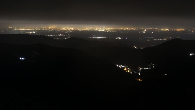 Dieses Bild zeigt eine Webcam-Aufnahme vom Achertal, aufgenommen am Freitag, den 28.11.2025 um 01:00 Uhr. Die Temperatur betrug -0.1°C.