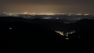 Dieses Bild zeigt eine Webcam-Aufnahme vom Achertal, aufgenommen am Sonntag, den 22.03.2026 um 23:30 Uhr. Die Temperatur betrug 5.3°C.