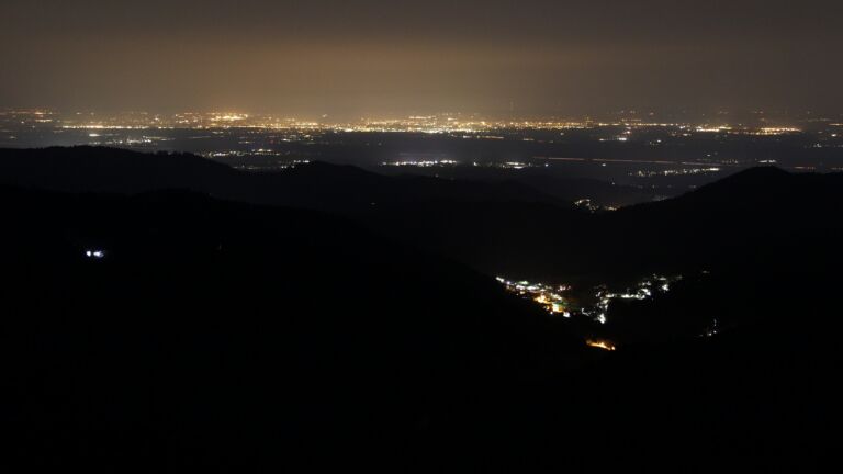 Dieses Bild zeigt eine Webcam-Aufnahme vom Achertal, aufgenommen am Sonntag, den 22.03.2026 um 23:30 Uhr. Die Temperatur betrug 5.3°C.