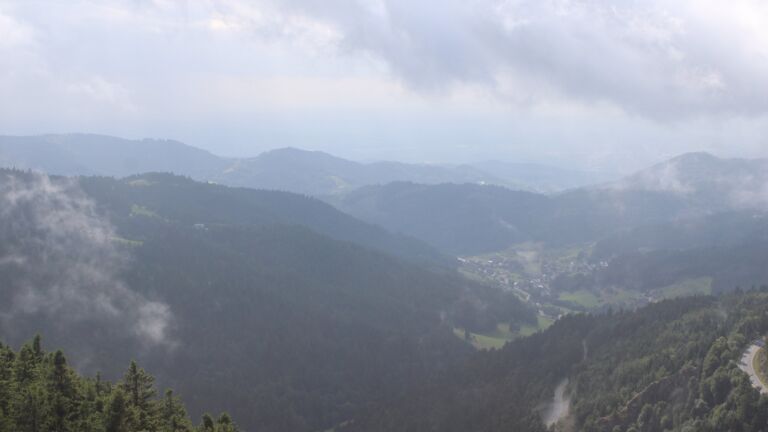 Dieses Bild zeigt eine Webcam-Aufnahme vom Achertal, aufgenommen am Montag, den 28.07.2025 um 17:20 Uhr. Die Temperatur betrug 11.8°C.