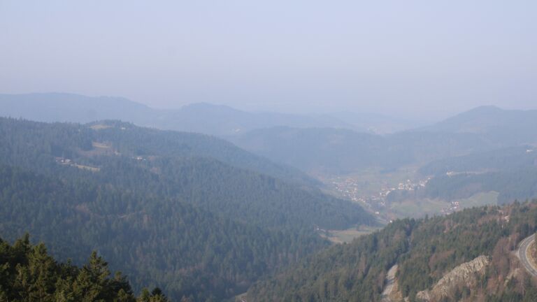 Dieses Bild zeigt eine Webcam-Aufnahme vom Achertal, aufgenommen am Montag, den 09.03.2026 um 09:40 Uhr. Die Temperatur betrug 9.8°C.