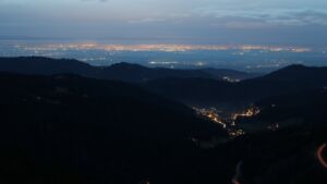 Dieses Bild zeigt eine Webcam-Aufnahme vom Achertal, aufgenommen am Samstag, den 20.12.2025 um 17:20 Uhr. Die Temperatur betrug 8.9°C.