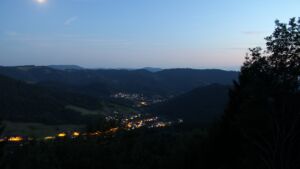 Dieses Bild zeigt eine Webcam-Aufnahme vom Achertal, aufgenommen am Donnerstag, den 23.07.2026 um 22:10 Uhr. Die Temperatur betrug 16.2°C.