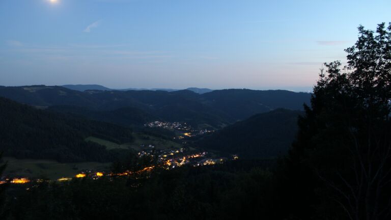 Dieses Bild zeigt eine Webcam-Aufnahme vom Achertal, aufgenommen am Donnerstag, den 23.07.2026 um 22:10 Uhr. Die Temperatur betrug 16.2°C.