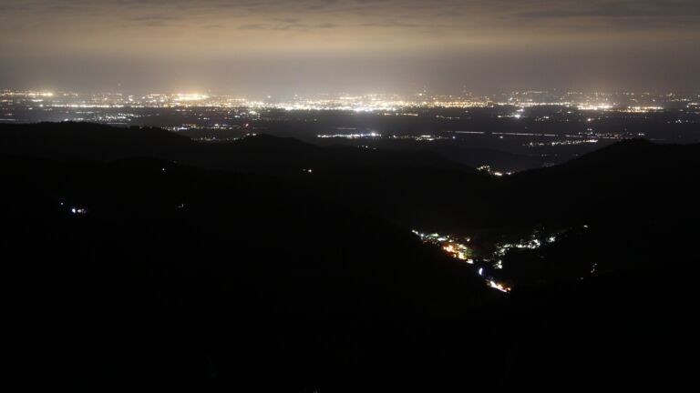 Dieses Bild zeigt eine Webcam-Aufnahme vom Achertal, aufgenommen am Freitag, den 22.08.2025 um 22:30 Uhr. Die Temperatur betrug 10.2°C.
